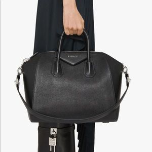 Medium Antigona bag in grained leather . Gently used